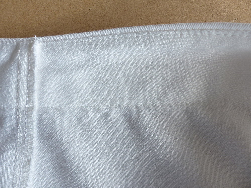 Jeans with a bulk-free pocket method. Inside of waistband