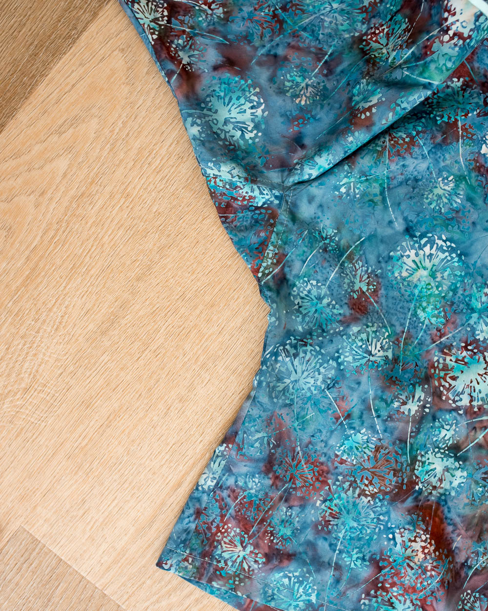 Diamond underarm gusset on dolman sleeve