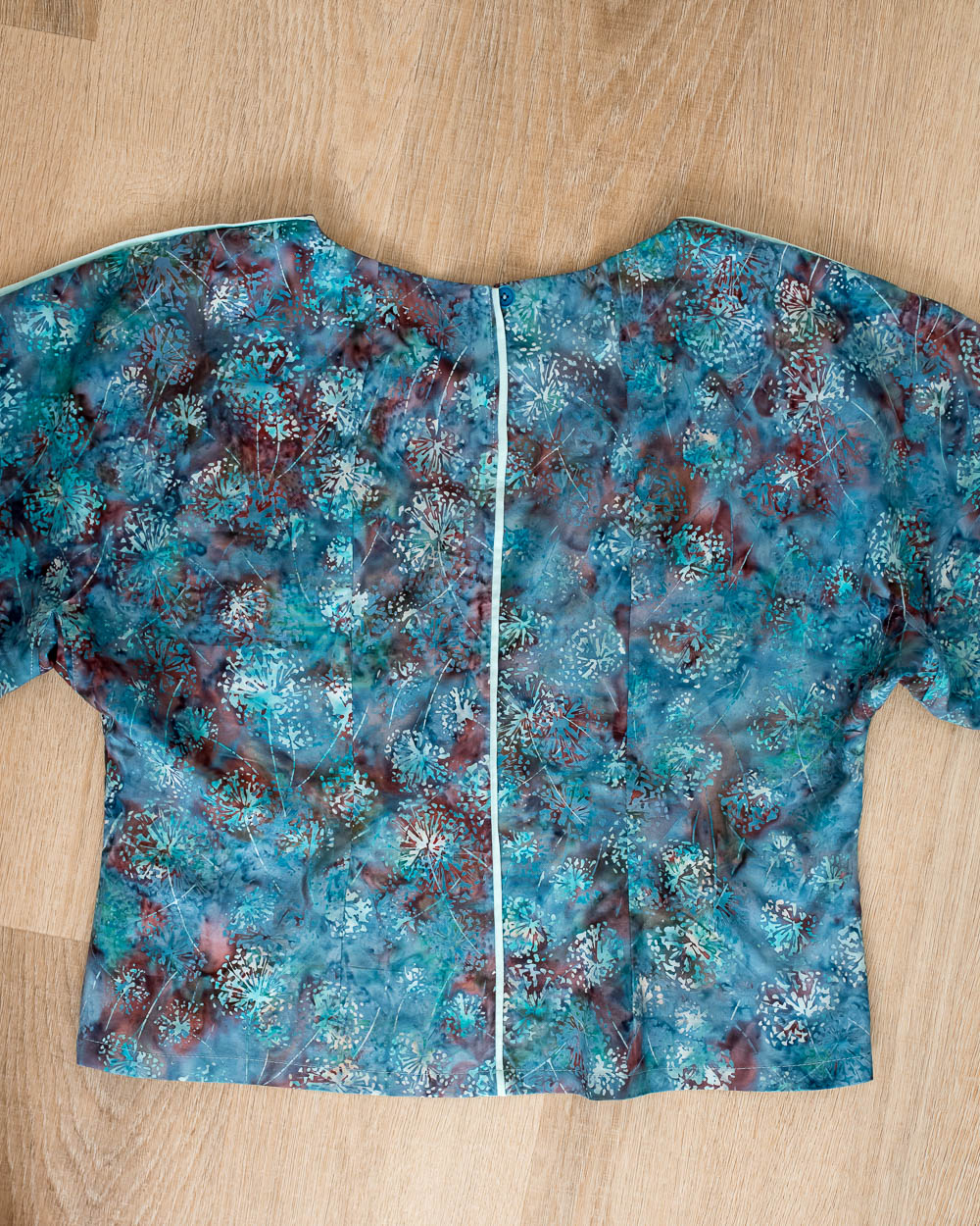 dolman barrel-sleeved blouse
Back view showing piping insert