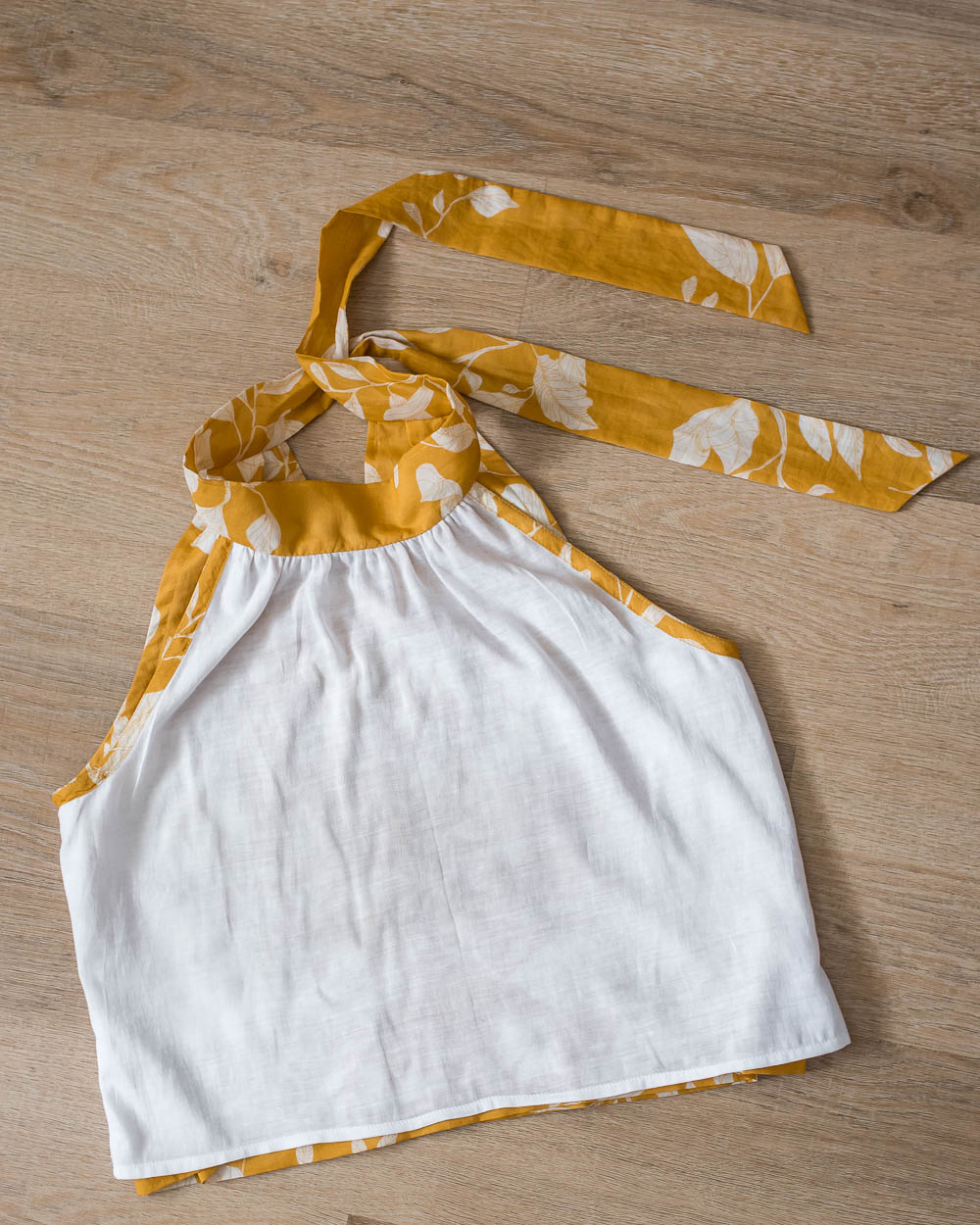 Tie-neck halter top
Muslin lining