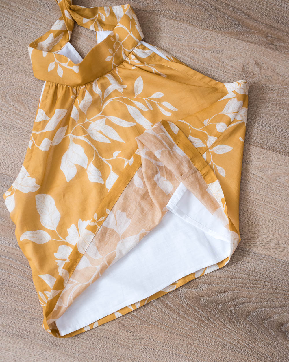 Tie-neck halter top